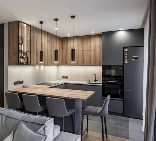 Cozinha residencial com ilha e marcenaria