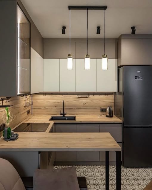 Cozinha compacta com madeira e preto